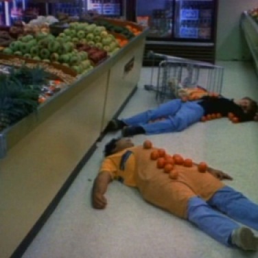 2) O retorno dos tomates assassinos! (1988): Considerado um dos piores filmes já feitos, O retorno dos tomates assassinos é brega e muito falho, mas é um clássico que chama muita atenção ao tornar o gênero de terror hilário.