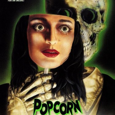 3) Popcorn: O pesadelo está de volta (1991): Filmado em Kingston, Jamaica, Popcorn foi lançado em 1991, época em que as produções desse gênero encontravam-se em decadência por conta do desgaste de roteiros e da falta de criatividade. No filme, jovens promovem um festival de cinema com filmes de terror na escola, mas o evento acaba se transformando em um verdadeiro banho de sangue.
